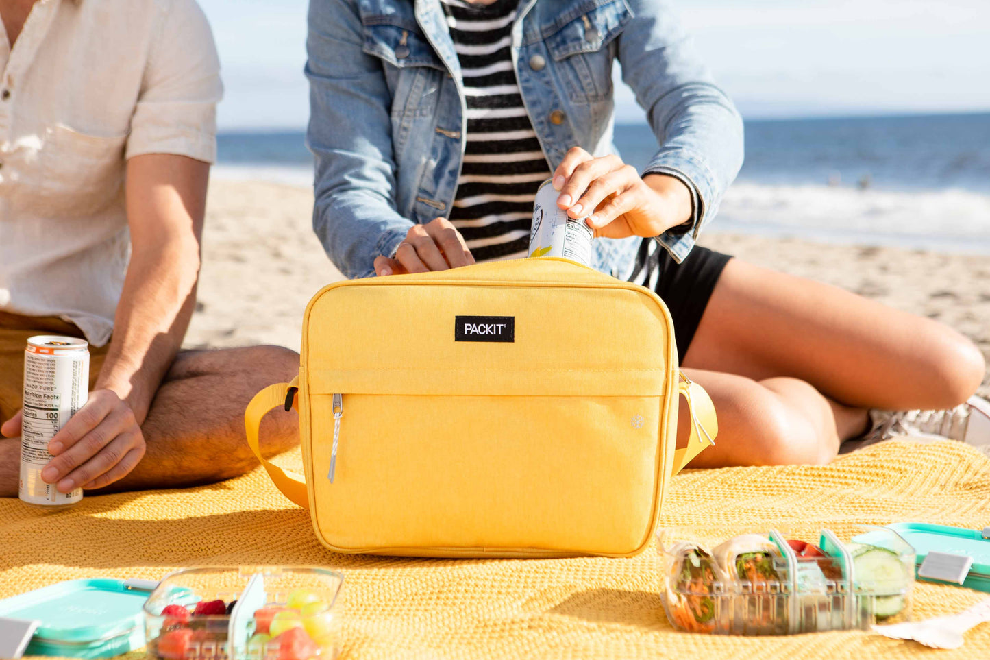 freezable-zuma-15-can-cooler-j2 2022_Lifestyle_Zuma-15-Can-Cooler_Lemonade_30_Lores.jpg