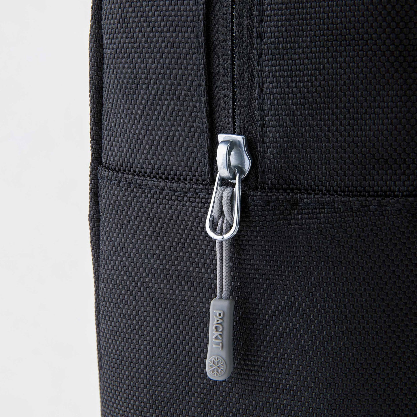 freezable-wine-carrier-q7 freezable-wine-carrier-black-ecofreeze-plus-zoom-zipper-pull.jpg