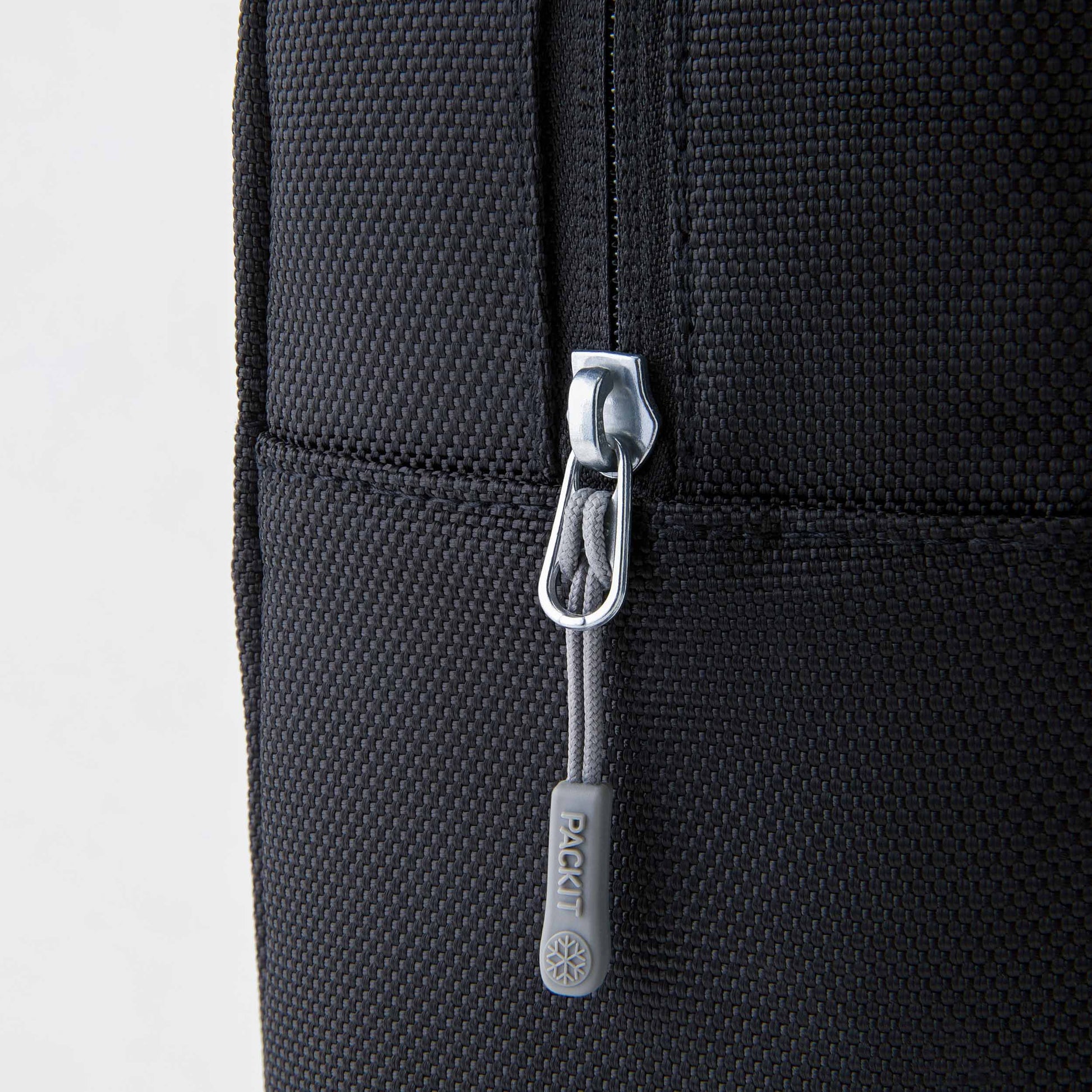 freezable-wine-carrier-q7 freezable-wine-carrier-black-ecofreeze-plus-zoom-zipper-pull.jpg